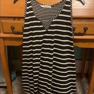 Black and white tank top. 1x